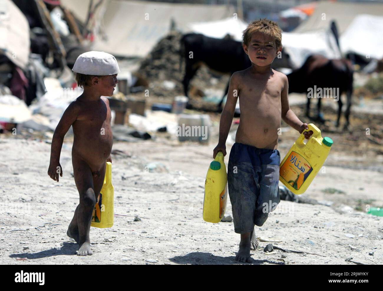 Bildnummer: 52091876 Datum: 22.08.2007 Copyright: imago/Xinhua zwei kleine Jungen tragen Wasserbehälter durch ein Flüchtlingslager in Kabul, Afghanistan - PUBLICATIONxNOTxINxCHN, Personen; 2007, Kabul, Land, Leute, Einheimische, Einheimische, Afghanen, Afghane, Flüchtling, Flüchtlinge, Kind, Kinder, Junge, Jungen, tragen, tragen, tragend, Flasche, Flasche, Plastikflasche, Plastikflaschen, Wasserflasche, Wasserflaschen, nackt, nackt, nackt; , quer, Kbdig, Gruppenbild, Afghanistan, , - Asien Stockfoto