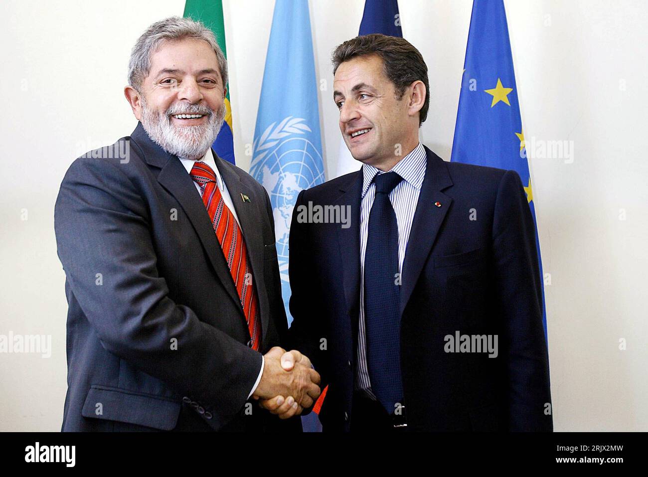 Bildnummer: 52123453 Datum: 25.09.2007 Copyright: imago/Xinhua Präsident Luiz Inacio Lula da Silva (li., BRA) und Präsident Nicolas Sarkozy (FRA) während eines Treffens am Rande der 62. UN-Vollversammlung in New York - PUBLICATIONxNOTxINxCHN, Personen, optimistisch; 2007, New York, UN, Vereinte Nationen, UNO, Vereinte Nationen, Politik, Politiker, Vollversammlung, 62. Generalversammlung, Shake Hands, Shakehands, Pressetermin; , quer, Kbdig, Gruppenbild, Close, Internationale Politik, Politik, Vereinigte Staaten von Amerika, Randbild, People Stockfoto