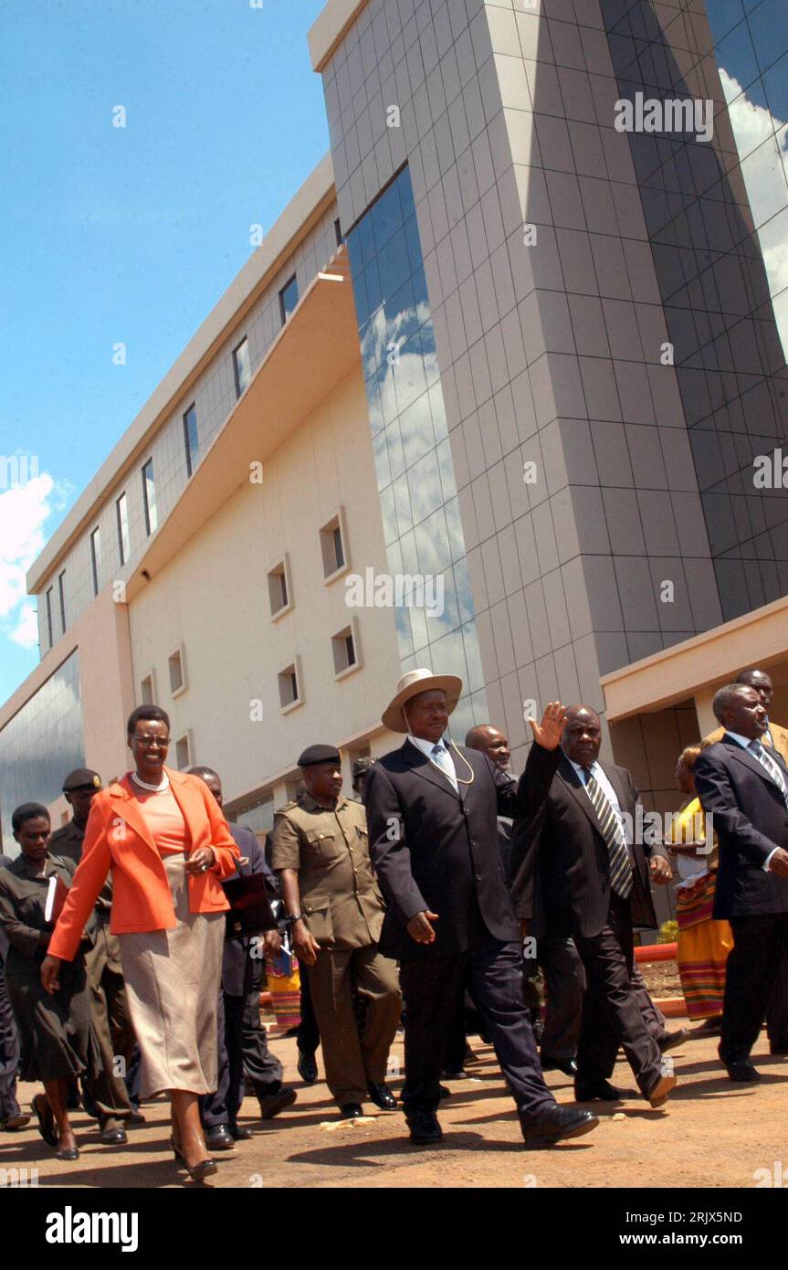 Bildnummer: 52153814 Datum: 08.10.2007 Copyright: imago/Xinhua Präsident Yoweri Museveni (vorn Mitte, UGA) besucht die pharmazeutische Fabrik zur Produktion antiretroviraler Medikamente in Kampala - PUBLICATIONxNOTxINxCHN, Personen; 2007, Kampala, Politik, Politiker, Staatspräsident, Pharmaindustrie, antiretroviral; , hoch, Kbdig, total, Industrie, Wirtschaft, Uganda, Randbild, Leute Stockfoto