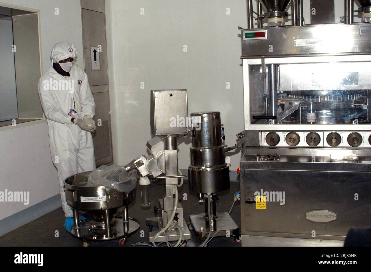 Bildnummer: 52153812 Datum: 08.10.2007 Copyright: imago/Xinhua Mitarbeiter in der pharmazeutischen Fabrik zur Produktion antiretroviraler Medikamente in Kampala - PUBLICATIONxNOTxINxCHN, Personen , Gebäude, innen, Innenansicht; 2007, Kampala, Herstellung, pharmazeutische, Pharmaindustrie, AIDS, antiretroviral; , quer, Kbdig, Einzelbild, Industrie, Wirtschaft, Uganda, Arbeitswelten, Gesellschaft, , Wirtschaft Stockfoto