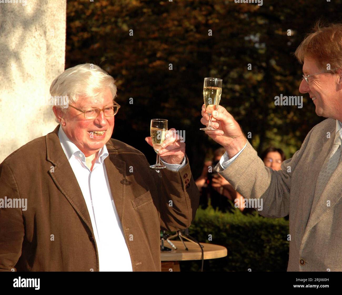 Bildnummer: 52155499 Datum: 11.10.2007 Copyright: imago/Xinhua Chemiker Gerhard Ertl (li., GER) - frisch gekürter Nobelpreisträger für Chemie anlässlich einer Feier im Fritz-Haber-Institut in Berlin - PUBLICATIONxNOTxINxCHN, Personen , optimistisch; 2007, Berlin, Nobelpreis, Chemienobelpreis, Chemienobelpreisträger, Alkohol, Sekt, Sektglas, Sektempfang, Trinken, lächeln; , quer, Kbdig, Gruppenbild, Deutschland, Randbild, Chemie, Wissenschaft, People o0 Highlight Stockfoto