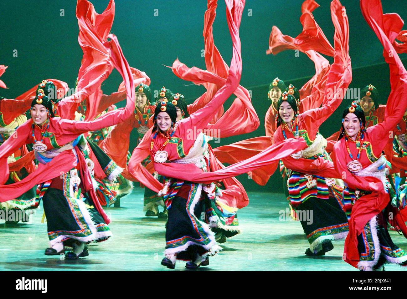 Bildnummer: 52159941 Datum: 07.10.2007 Copyright: imago/Xinhua Tibetanische Tänzerinnen während der Aufführung der tibetanischen Volkstanz-Show - das tibetanische Rätsel - in Suzhou, China PUBLICATIONxNOTxINxCHN, Personen; 2007, Suzhou, Schauspieler, Tibetaner, tanzen, Tanzt, Show, Volkstanz, tibetisches Rätsel, Tänzer; , quer, Kbdig, Gruppenbild, Tanz, Kunst, China, Aktion, Stockfoto