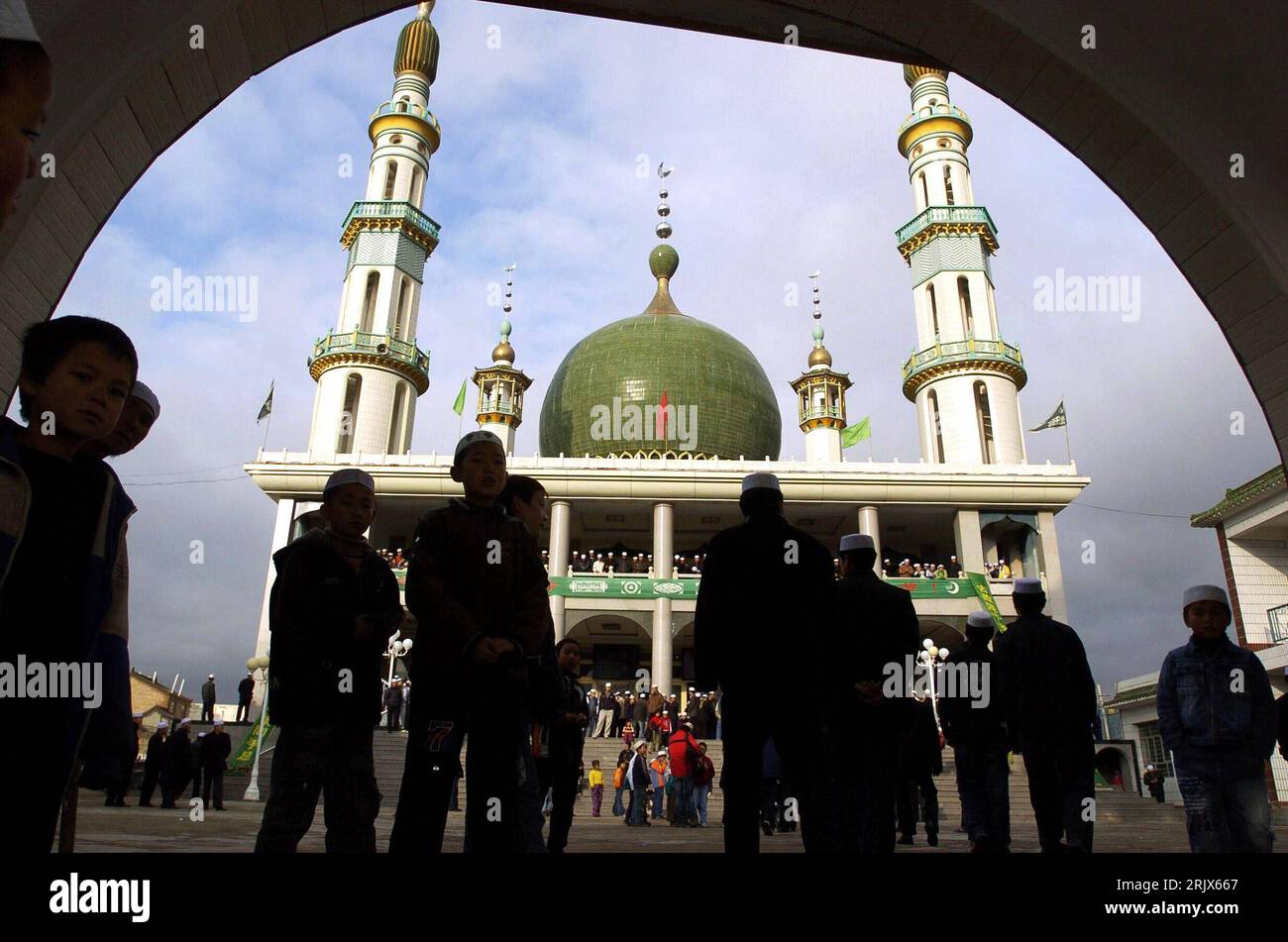 Bildnummer: 52160423 Datum: 13.10.2007 Copyright: imago/Xinhua Muslime vor der Moschee - Fastenbrechen - Eid Al Fitr - am Ramadan-Ende im Landkreis Haiyuan, Autonomes Gebiet Ningxia PUBLICATIONxNOTxINxCHN , Personen; 2007, Haiyuan, el ul Aid, Zuckerfest; , quer, Kbdig, Gruppenbild, China, Islam, Religion, o0 traditionelles fest Stockfoto