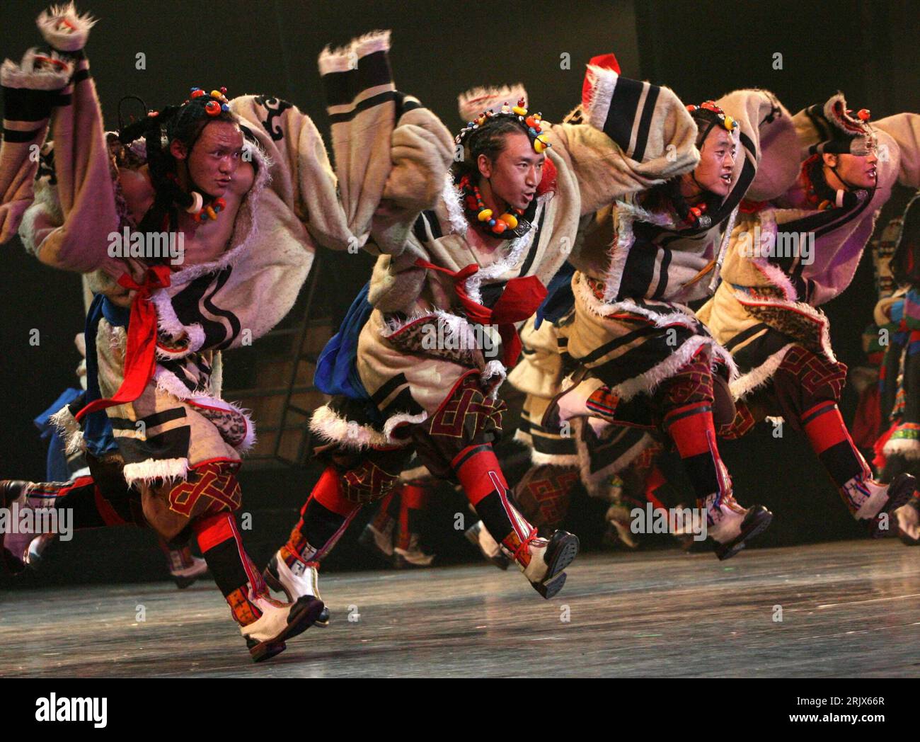 Bildnummer: 52159936 Datum: 07.10.2007 Copyright: imago/Xinhua Tibetanische Tänzer während der Aufführung der tibetanischen Volkstanz-Show - das tibetanische Rätsel - in Suzhou, China PUBLICATIONxNOTxINxCHN, Personen; 2007, Suzhou, Schauspieler, Tibetaner, tanzen, Tanzt, Show, Volkstanz, tibetisches Rätsel; , quer, Kbdig, Gruppenbild, Tanz, Kunst, China, Aktion, Stockfoto