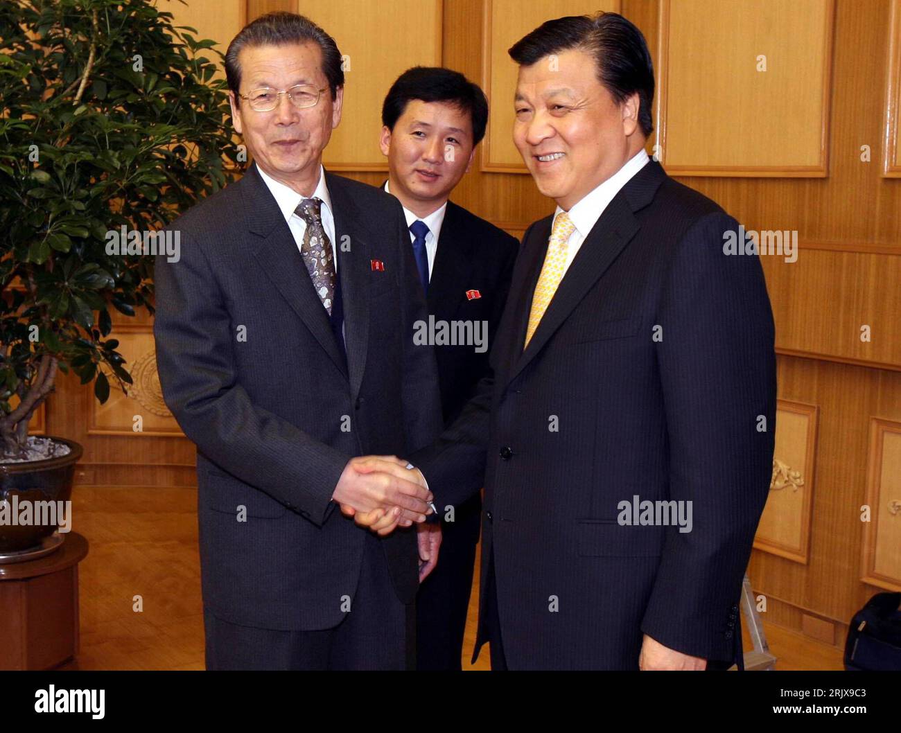 Bildnummer: 52193488 Datum: 29.10.2007 Copyright: imago/Xinhua Choe Tae-bok (li., PRK/Sekretär Zentralkomitee Arbeiterpartei Nordkoreas) und Liu Yunshan (re., CHN/Mitglied Politbüro Kommunistische Partei Chinas) anlässliche eines Treffens in Pjöngjang - PUBLICATIONxNOTxINxongCHN, Personen, 2007 Personen, Pjang, PUBLICATIONCHN, PYang; Pjöngjang, Premiumd, Politiker, Pressetermin, Handschlag, KPCh, WPK, Shake Hands, Handschlag, lächelt; , quer, Kbdig, Gruppenbild, Close, Internationale Politik, Politik, Nordkorea, Randbild, People Stockfoto