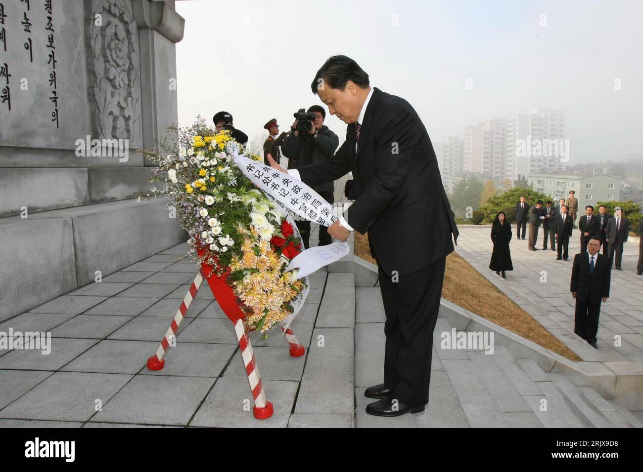 Bildnummer: Datum: 30.10.2007 Copyright: imago/Xinhua Liu Yunshan (CHN/Mitglied Politbüro Kommunistische Partei Chinas) anlässlich einer Kranzniederlegung vor dem Koreanisch-Chinesischen Freundschaftsturm zu Ehren der gefallenen Chinesen während des Koreakrieges in Pjöngjang - PUBLICATIONxNOTxINxCHN , Traugyang, 2007, Pjönang, Pjang, Pjönang, Pjang, Pjang, Pjönshan, Pjang, 52195151, Premiumd, Politik, Politiker, niederlegen, Blumen, Blumenkranz, Kranz, Ehrenmal, chinesisch-koreanisch, KPCh, , Pressetermin; , quer, Kbdig, Einzelbild, Freisteller, Seitenansicht, Perspektive, Denkmäler, Nordkorea, Randbild, People, Internationale Stockfoto