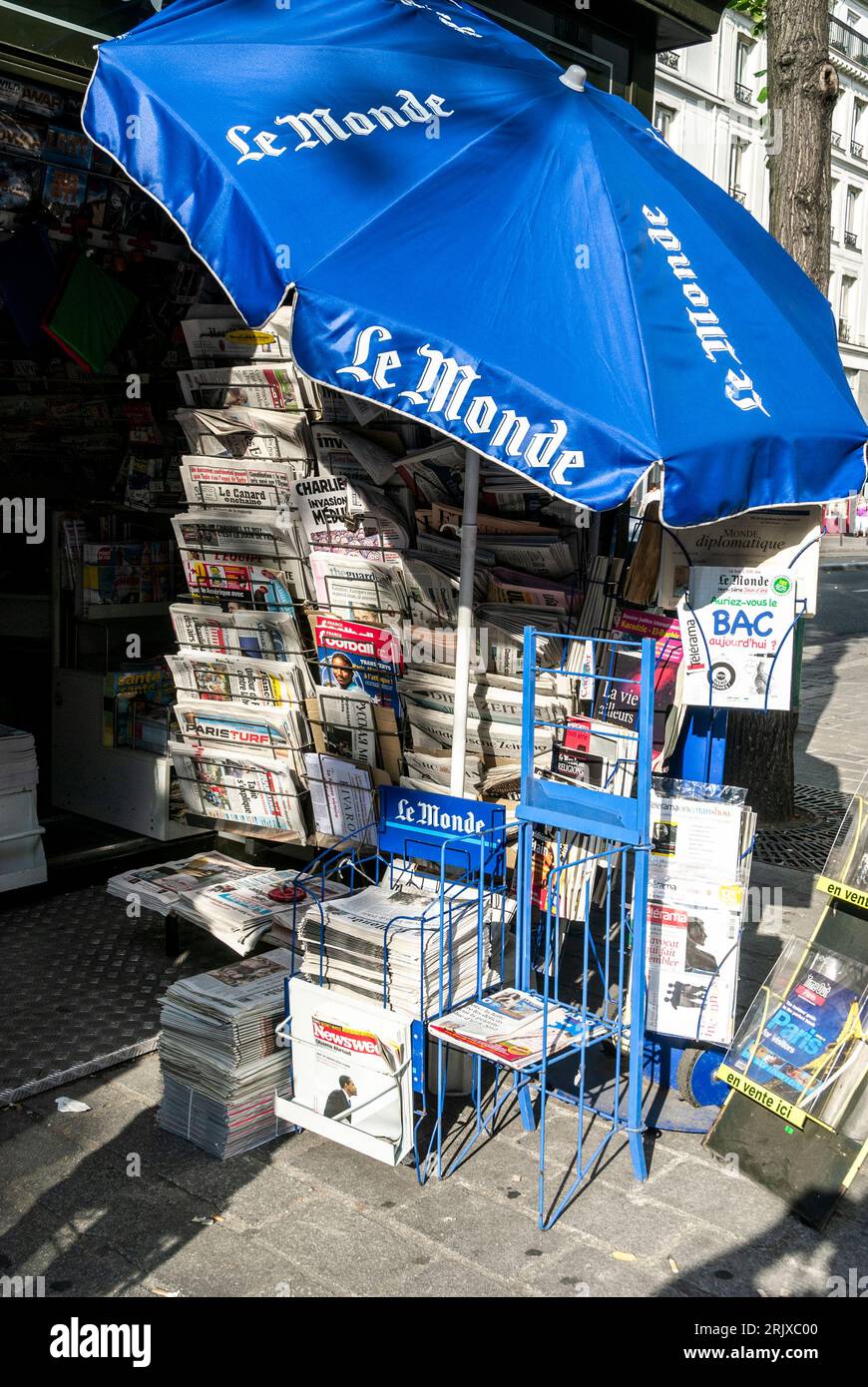 Paris, Frankreich, Nahaufnahme, lokale und internationale Titel, französische Zeitung Kiosque, Detail, alte Zeitungen im Display, Pariser Zeitungskiosk Stockfoto