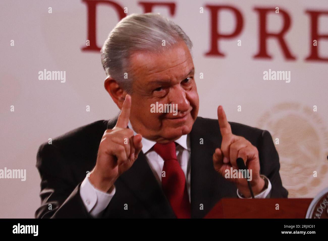 Mexiko-Stadt, Mexiko. August 2023. 23. August 2023 in Mexiko-Stadt, Mexiko: Mexikanischer Präsident Andres Manuel Lopez Obrador, gestikuliert während des Vortrags vor Reportern im Nationalpalast am 23. August 2023 in Mexiko-Stadt, Mexiko. (Foto von Carlos Santiago/Credit: Eyepix Group/Alamy Live News Stockfoto