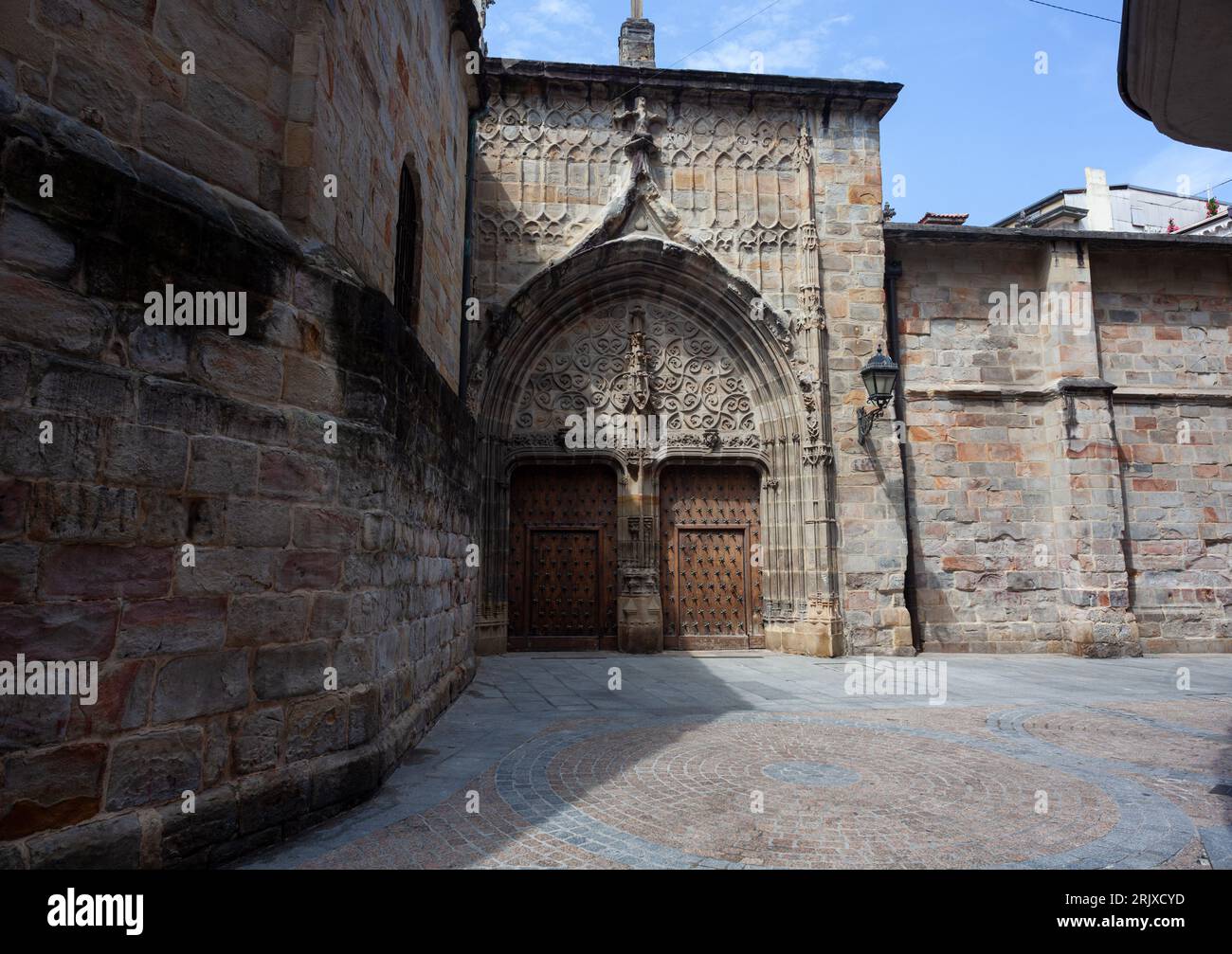 Fassade und Tore, alte hölzerne Seitentür der Kathedrale von Santiago in Bilbao, Spanien Stockfoto