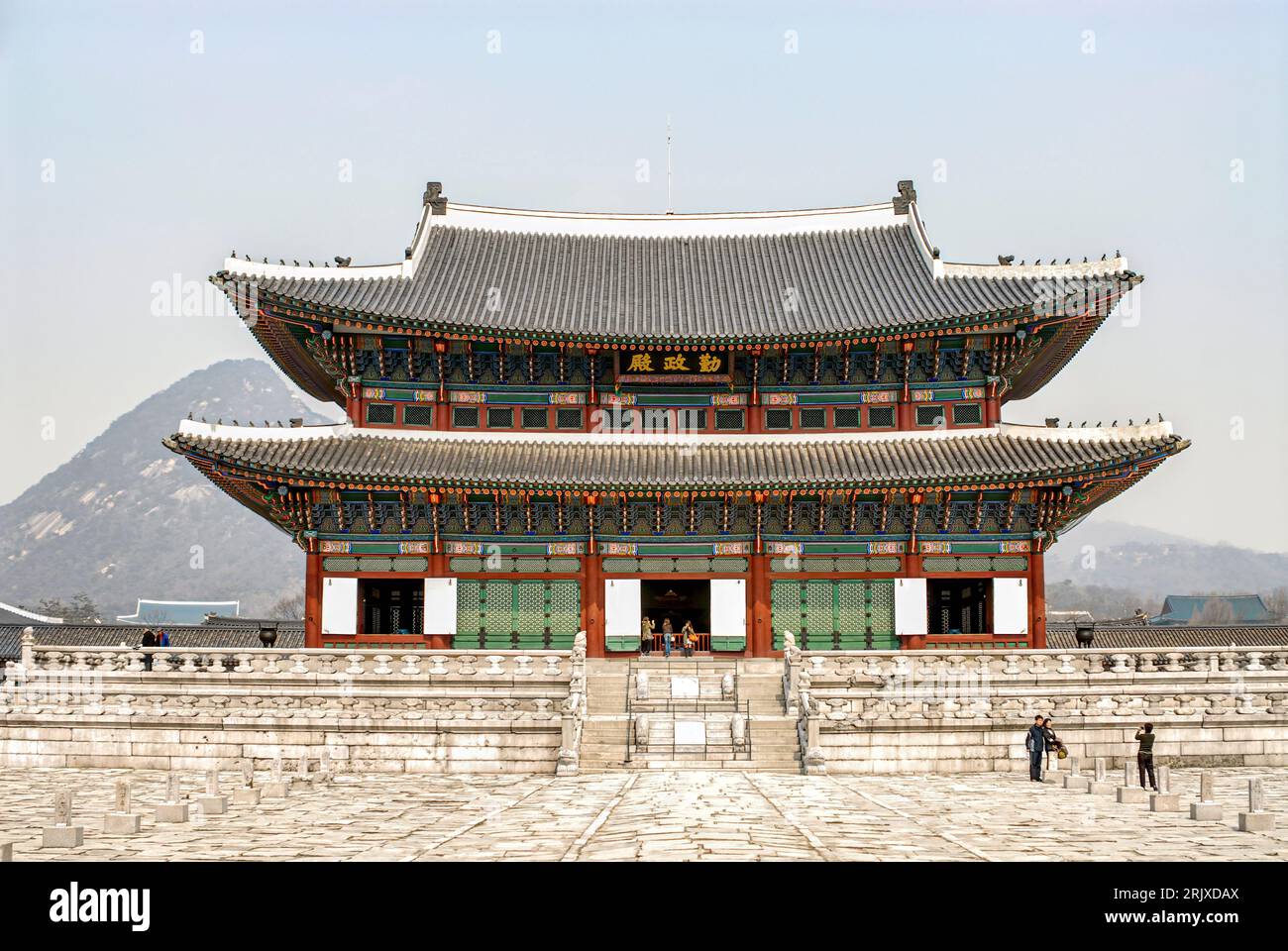 Thronsaal (Geunjeongjeon) im Gyeongbokgung-Palast in Seoul, Südkorea Stockfoto