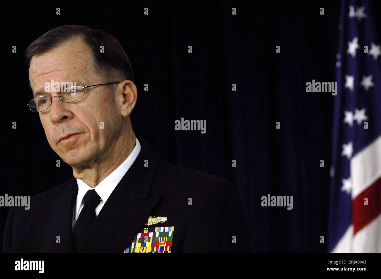 Bildnummer: 52241187 Datum: 20.11.2007 Copyright: imago/Xinhua Admiral Michael Mullen (USA/Vorsitzender US Joint Chiefs of Staff) während einer Pressekonferenz in Washington DC - PUBLICATIONxNOTxINxCHN , Personen; 2007, Pressetermin, Mike; , quer, Kbdig, Einzelbild, Close, Vereinigte Staaten von Amerika, Randbild, Militaer, Staat, Volk Stockfoto