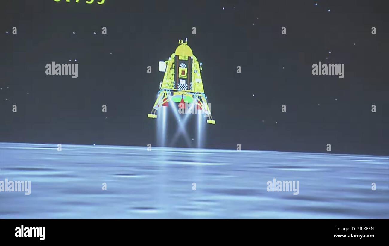 Bengaluru, Indien. August 2023. Ein simuliertes Bild wird auf dem Bildschirm während der Live-Übertragung der Landung der Chandrayaan-3-Raumsonde auf dem Südpol des Mondes am ISRO Telemetry Tracking and Command Network (ISTRAC) Center in Bengaluru am 23. August 2023 abgespielt. Indien schrieb am Mittwoch, den 23. August, Geschichte und wurde die erste Nation, die auf der Südpolregion des Mondes landete. Foto der Indian Space Research Organization (ISRO) / UPI/Alamy Live News Stockfoto
