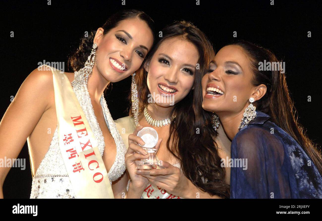 Bildnummer: 52249266 Datum: 24.11.2007 Copyright: imago/Xinhua Carolina Morgan Gordillo (li. MEX/Miss Mexiko), Zhang Zilin (CHN/Miss China) und Jennifer Guevara Campos (re., PUR/Miss Puerto Rico) während des 57. Miss World Wettbewerbs in Sanya - PUBLICATIONxNOTxINxCHN , Personen , optimistisch , Freude; 2007, Sanya, Premiumd, Pressetermin, Modell, Modelle, Schönheitskönigin, lacht; , quer, Kbdig, Gruppenbild, Close, China, Randbild, People Stockfoto