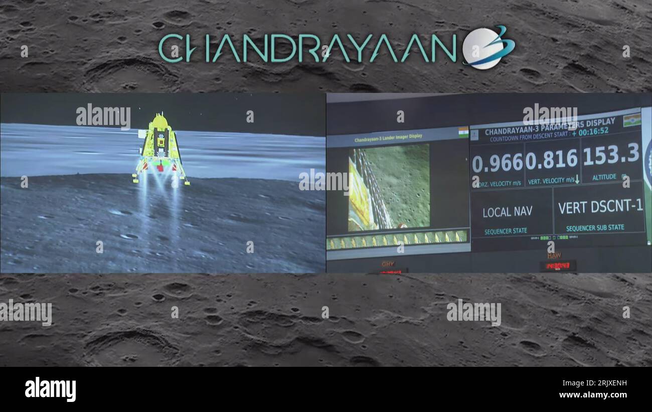 Bengaluru, Indien. August 2023. Ein simuliertes Bild wird auf dem Bildschirm während der Live-Übertragung der Landung der Chandrayaan-3-Raumsonde auf dem Südpol des Mondes am ISRO Telemetry Tracking and Command Network (ISTRAC) Center in Bengaluru am 23. August 2023 abgespielt. Indien schrieb am Mittwoch, den 23. August, Geschichte und wurde die erste Nation, die auf der Südpolregion des Mondes landete. Foto der Indian Space Research Organization (ISRO) / UPI/Alamy Live News Stockfoto