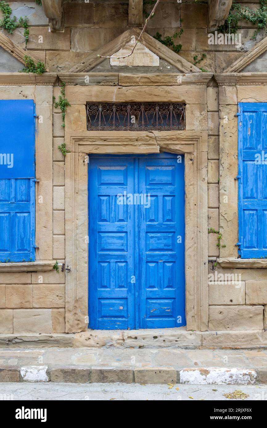 Wunderschönes traditionelles Herrenhaus mit hellblauer Tür und blauen Fenstern, im Dorf Portianou auf der Insel Lemnos, nördliche Ägäis, Griechenland, Europa. Stockfoto