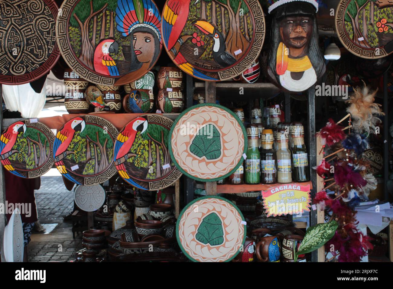 Viele für den Bundesstaat Pará typische Handwerke, die auf einem Basar des Ver-o-Peso-Marktes in Belém, Pará, Brasilien, Südamerika verkauft werden Stockfoto