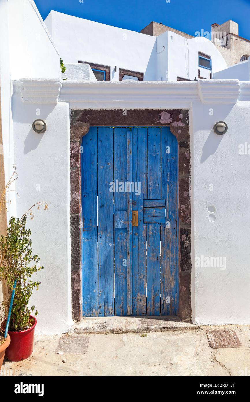 Traditionelle Holztür im malerischen Dorf Pyrgos Kallistis, auf der Insel Santorin, Kykladen, Griechenland, Europa. Stockfoto