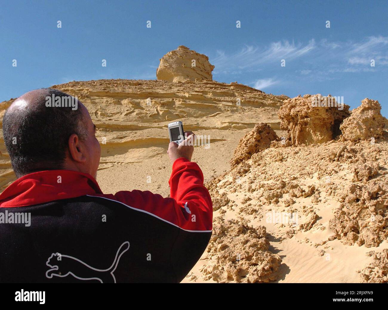 Bildnummer: 52264089 Datum: 29.11.2007 Copyright: imago/Xinhua Tourist fotografiert die fossilen Überreste im Wadi al-Hitan - Tal der Wale - in der Nähe von Kairo - PUBLICATIONxNOTxINxCHN, Personen, Objekte; 2007, Kairo, Paläontologie, Fossil, Fossilien, Vorfahren, Skelett, Skelette, Ausgrabung, Ausgrabungen, Fund, Funde, Ausgrabungsstätte, Dinosaurier, Dino, Dinos, Fels, Felsen, Touristen, Kamera, Fotoapparat, fotografieren; , quer, Kbdig, Einzelbild, Close, Ägypten, , , Wissenschaft Stockfoto