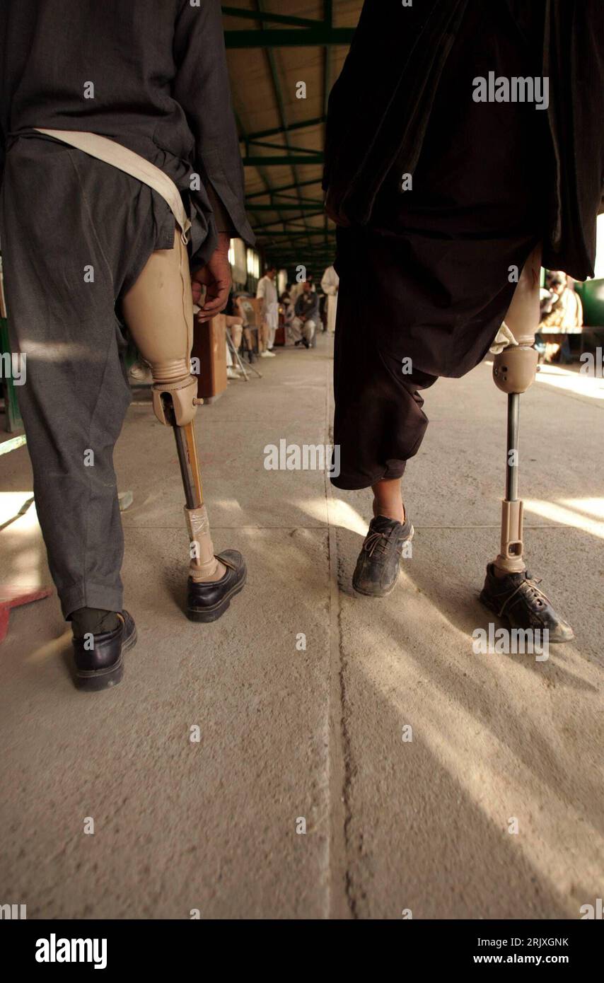 Bildnummer: 52284936 Datum: 03.12.2007 Copyright: imago/Xinhua zwei Afghanen mit Beinprothesen üben gehen im orthopädischen Zentrum des Internationalen Roten Kreuzes in Kabul, Afghanistan PUBLICATIONxNOTxINxCHN, Personen; 2007, Kabul, Afghanistan, Afghane, laufen, laufen, üben, IKRK, Behinderung, Behinderung, Kriegsopfer, behindert, behinderte, behinderte, Einheimische, Einheimische, Prothese, Prothesen, Beinprothese, Opfer, Krieg, Verletzt, Verletzter, Verletzte, Verwundet, Verwundete, Verwundeter; , hoch, Kbdig, Gruppenbild, , Gesellschaft o0 Asien, orthopädisches, internationales rot Stockfoto