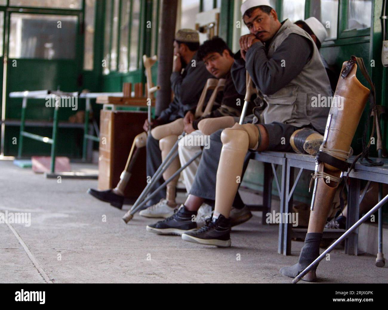 Bildnummer: 52284944 Datum: 03.12.2007 Copyright: imago/Xinhua Afghanen mit Beinprothesen im orthopädischen Zentrum des Internationalen Roten Kreuzes in Kabul, Afghanistan PUBLICATIONxNOTxINxCHN, Personen; 2007, Kabul, Afghanistan, Afghane, warten, warten, IKRK, Behinderung, Behinderung, Kriegsopfer, behindert, behindert, Behinderter, Einheimischer, Einheimischer, Prothese, Prothesen, Beinprothese, Mann, Opfer, Krieg, Verletzt, Verletzter, Verletzte, Verwundet, Verwundete, Verwundeter, Warteraum; , quer, Kbdig, Gruppenbild, Gesellschaft o0 Asien, Orthopädisches, internationales rotes kreuz Stockfoto