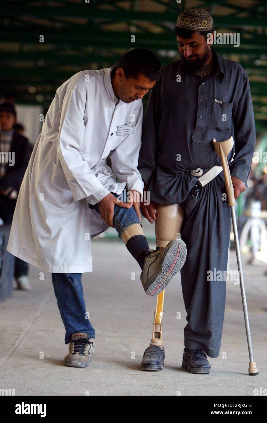 Bildnummer: 52284952 Datum: 03.12.2007 Copyright: imago/Xinhua afghanischer Arzt übt mit einem Afghanen mit Beinprothese laufen im orthopädischen Zentrum des Internationalen Roten Kreuzes in Kabul, Afghanistan PUBLICATIONxNOTxINxCHN, Personen , optimistisch; 2007, Kabul, Afghanistan, Afghane, üben, gehen, IKRK, Behinderung, Behinderung, Kriegsopfer, behindert, behinderte, behinderte, Einheimische, Einheimische, Prothese, Prothesen, Beinprothesen, Mann, Opfer, Krieg, Verletzt, Verletzter, Verletzte, Verwundet, Verwundete, Verwundeter, afghanisch, afghanisch, Ärzte, Doktor, Doktoren, INTE Stockfoto