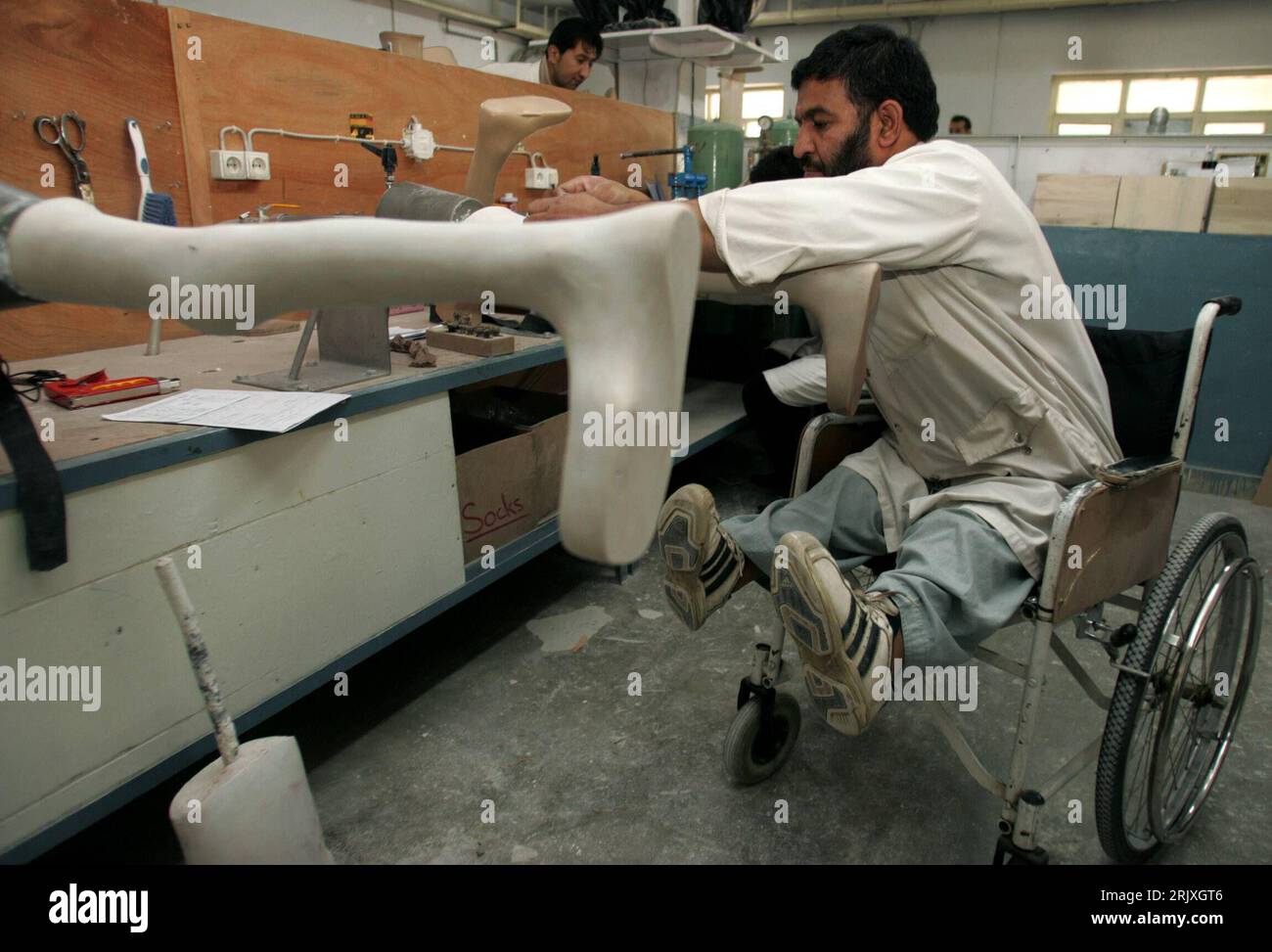 Bildnummer: 52284941 Datum: 03.12.2007 Copyright: imago/Xinhua Afghane ohne Beine stellt Beinprothesen im orthopädischen Zentrum des Internationalen Roten Kreuzes in Kabul, Afghanistan, her PUBLICATIONxNOTxINxCHN, Personen , Objekte; 2007, Kabul, Afghanistan, Afghanen, herstellen, Anfertigen, IKRK, Behinderung, Behinderung, Kriegsopfer, behindert, behindert, behindert, Einheimisch, Einheimischer, Prothese, Prothesen, Beinprothese, Mann, Opfer, Krieg, Verletzt, Verletzter, Verletzte, Verwundet, Verwundete, Verwundeter, Prothesenherstellung, Herstellung; , quer, Kbdig, Einzelbild, Arbeit Stockfoto