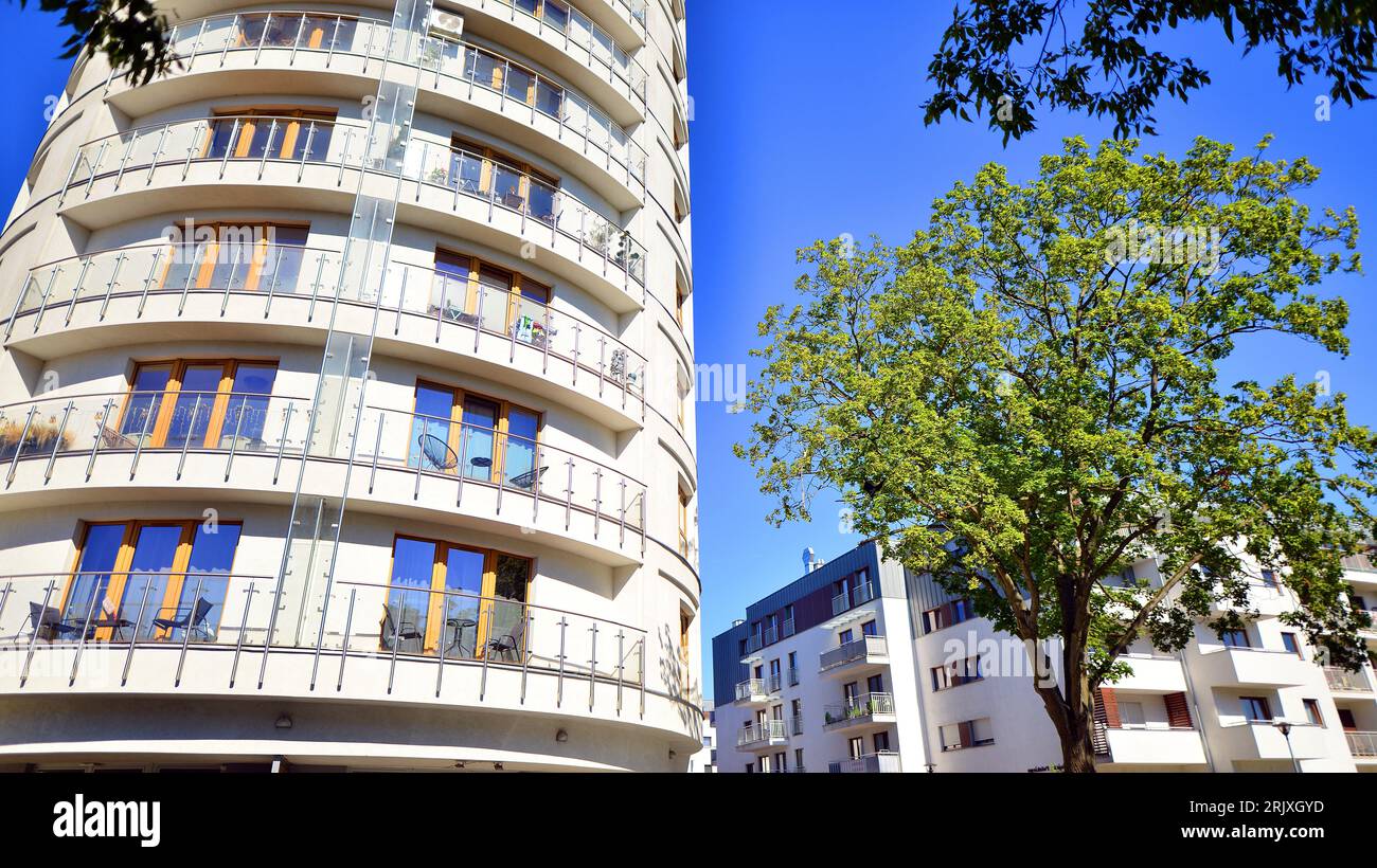 Niedrigenergiehäuser mit Apartments. Wohngebiet mit ökologischen und nachhaltigen grünen Wohngebäuden. Stockfoto