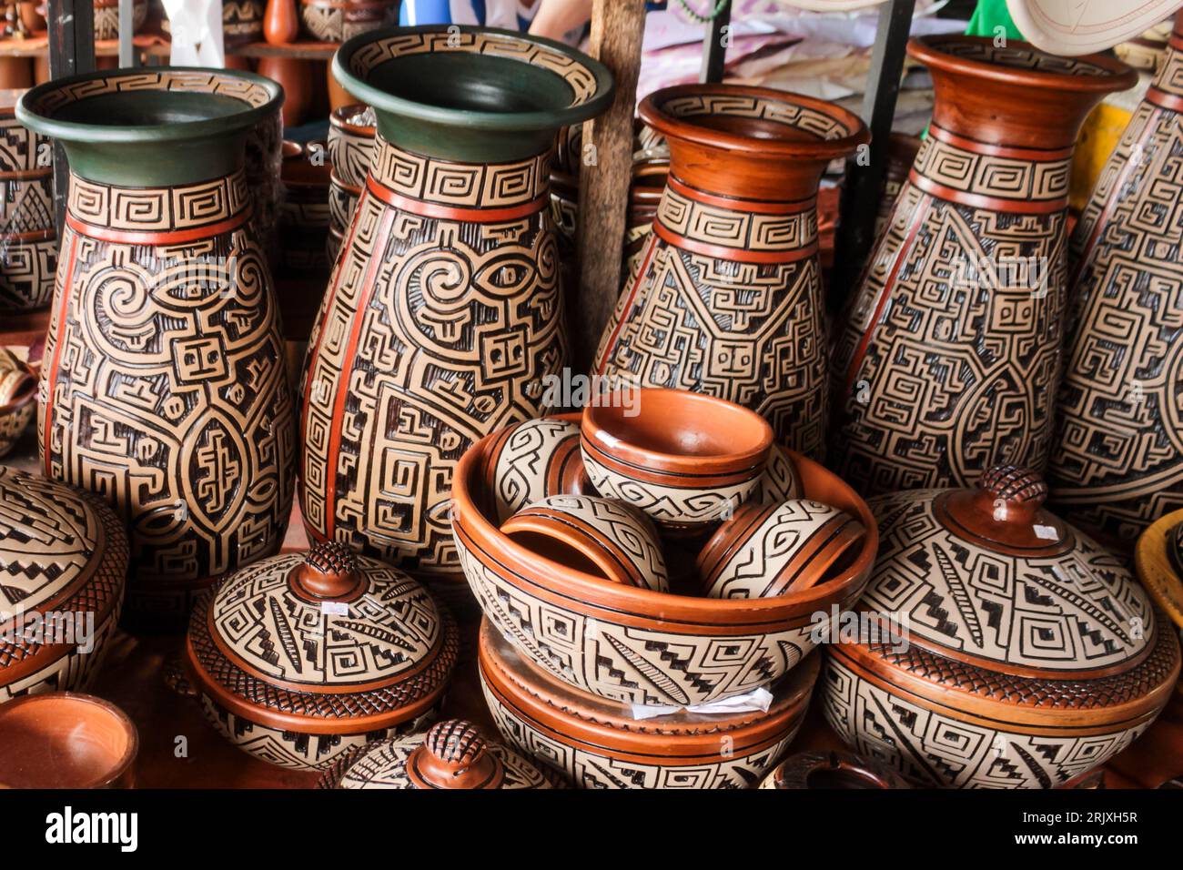 Marajoara-Töpferwaren indigenen Ursprungs aus dem Amazonasgebiet, zum Verkauf auf dem Ver-o-Peso-Markt in Belém, Bundesstaat Pará, Nordbrasilien, Südamerika Stockfoto