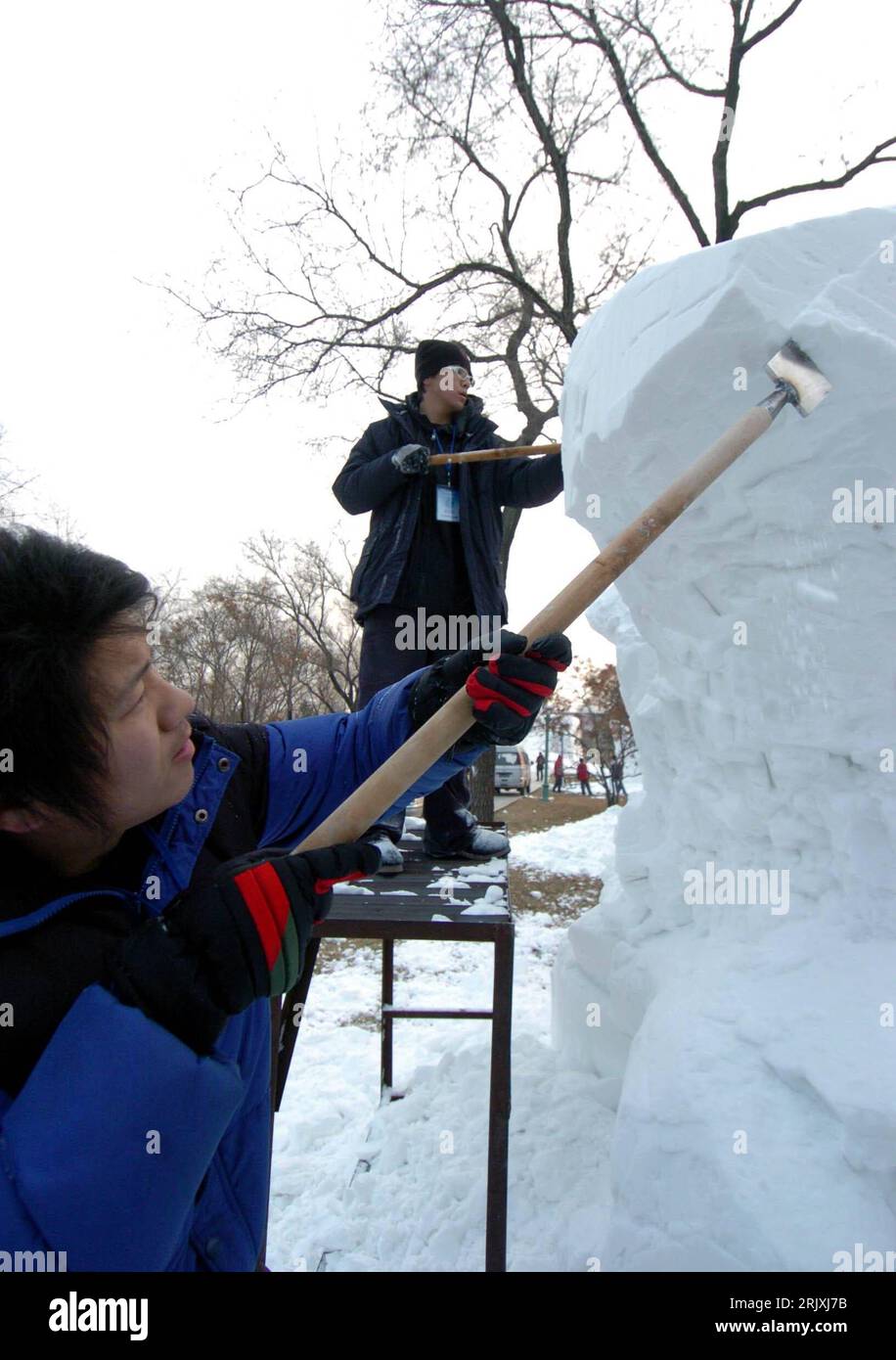 Bildnummer: 52303767 Datum: 16.12.2007 Copyright: imago/Xinhua einheimische Stellen eine Schneeskulptur her während der 20. Sun Island International Snow Carving Exposition in Harbin in der chinesischen Provinz Heilongjiang - PUBLICATIONxNOTxINxCHN , Personen; 2007, China, Schnee, Schneeskulpturen, Skulptur, Skulpturen, Ausstellungen; , hoch, Kbdig, Winter, Jahreszeit, Gruppenbild, Bildhauerei, Kunst, , , Asien Stockfoto