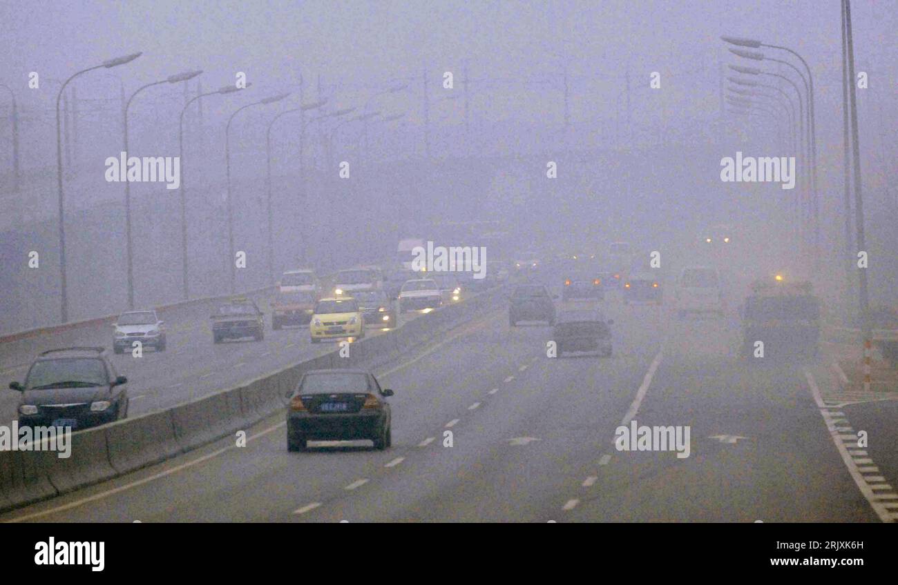 Bildnummer: 52308671 Datum: 27.12.2007 Copyright: imago/Xinhua dichter Nebel behindert den Autoverkehr in Dalian - PUBLICATIONxNOTxINxCHN , Landschaft; 2007, Dalian, China , Smog, Nebel, Dunst, Auto, Sicht, Sichtverhältnisse, Straßenverhältnisse, Autobahn, Gefahr, gefährlich, Umweltverschmutzung, Luftverschmutzung, Emissionen, Abgase; , quer, Kbdig, total, , Luft, Ökologie, Straße, Verkehr, Wetter, Asien Stockfoto