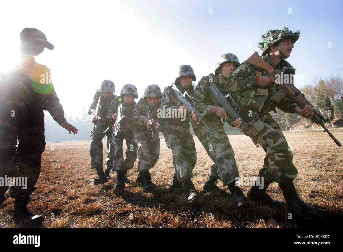 Bildnummer: 52309703 Datum: 23.12.2007 Copyright: imago/Xinhua Chinesische Soldaten trainieren indische Formationen anlässlich einer chinesisch-indischen Anti-Terror-Übung in Kunming - PUBLICATIONxNOTxINxCHN , Personen , premiumd; 2007, Kunming, Soldat, Training, Übung, Manöver, Militärübung, Formation, chinesisches, chinesisches, chinesisches, chinesisches, chinesisches, chinesisches, , quer, Kbdig, Gruppenbild, , Militaer, Staat, Asien; Aufnahmedatum geschätzt Stockfoto