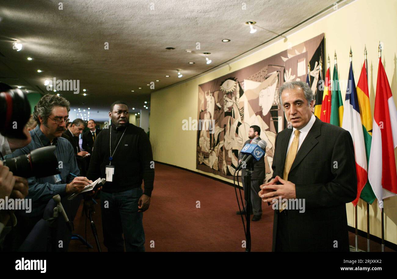 Bildnummer: 52310340 Datum: 27.12.2007 Copyright: imago/Xinhua UN-Botschafter Zalmay Khalilzad (USA) äußert sich während einer Pressekonferenz anlässlich einer Sitzung des Weltsicherheitsrates im UN-Hauptquartier in New York zur Ermordung der Oppositionsführerin Benazir Bhutto in Rawalpindi/Pakistan - PUBLICATIONxNOTxINxCHN , Personen , 2007, New York City, Personen, Personen Politiker, Politik, Terror, Terroranschlag, Anschlag, Attentat, Weltsicherheitsrat, Sicherheitsrat, Vereinte Nationen, Pressetermin, premiumd; , quer, Kbdig, Gruppenbild, Internationale Politik, Politik, Randbild, People, Stockfoto