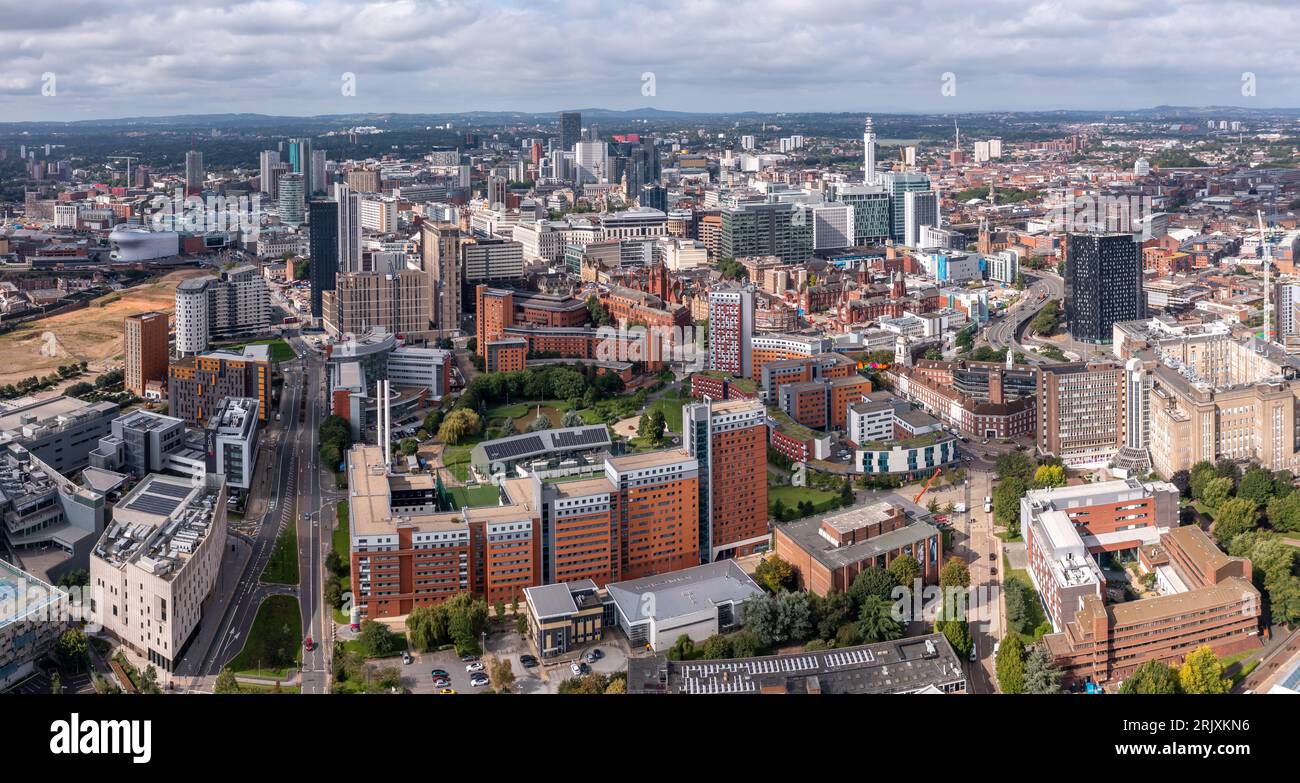 BIRMINGHAM, GROSSBRITANNIEN – 21. AUGUST 2023. Ein Panoramablick auf die Skyline von Birmingham mit modernen Gebäuden und Wolkenkratzern Stockfoto