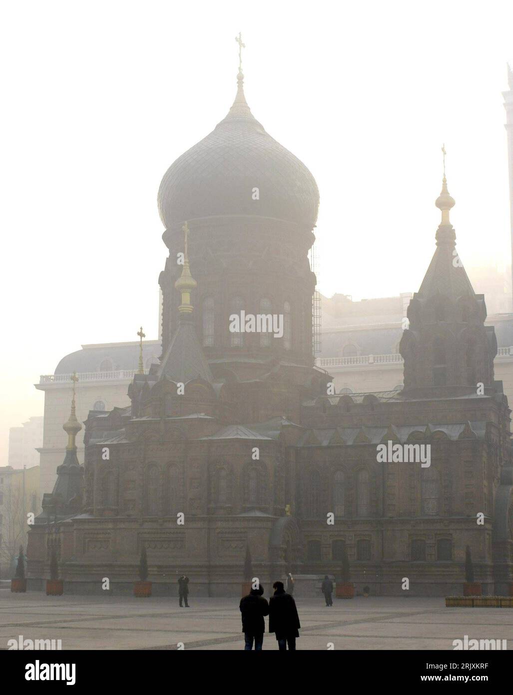 Bildnummer: 52310541 Datum: 24.12.2007 Copyright: imago/Xinhua Russisch-orthodoxe Sophienkathedrale in Harbin in der chinesischen Provinz Heilongjiang - PUBLICATIONxNOTxINxCHN, Gebäude, außen, Außenansicht , Personen; 2007, Harbin, Heilongjiang, China, Sehenswürdigkeit , Religion, Christentum, russisch-orthodox, Kirche, St. Sophia, Nebel, Dunst, neblig, nebelig, Kathedrale; , hoch, Kbdig, Einzelbild, Kirchen, , , Asien Stockfoto