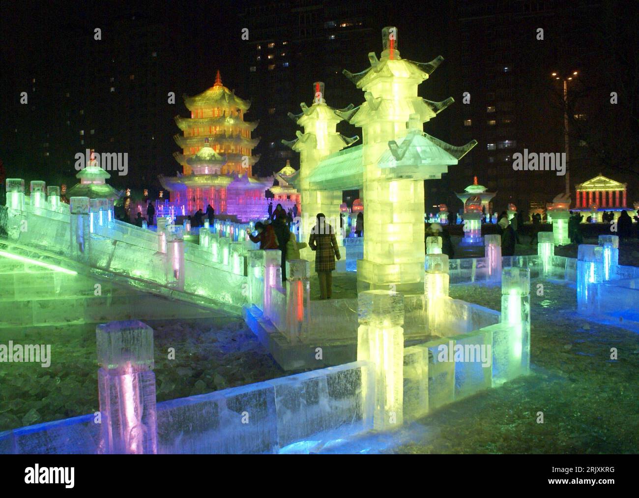 Bildnummer: 52310520 Datum: 24.12.2007 Copyright: imago/Xinhua Beleuchtete Eispaläste ausgestellt auf der - Ice and Snow World - in Harbin in der chinesischen Provinz Heilongjiang - PUBLICATIONxNOTxINxCHN, Objekte , Personen , Restlichtaufnahme; 2007, Harbin, Heilongjiang, China, Eisskulptur, Eisskulpturen, Haus, Häuser, Beleuchtung, beleuchtet, Nacht, Abend, Ausstellung, Licht, Lichter, Besucher, Eis, Sehenswürdigkeit , Eispalast; , quer, Kbdig, Totale, , , Asien Stockfoto