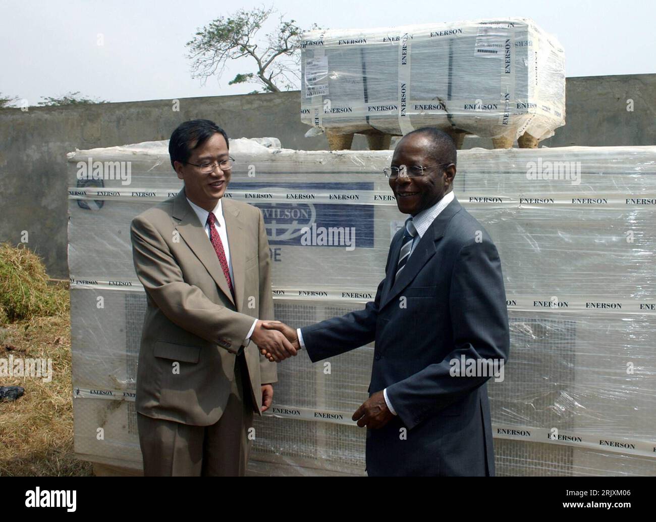Bildnummer: 52311849 Datum: 28.12.2007 Copyright: imago/Xinhua Yang Min (li., China/Botschafter in Togo) anlässlich der offiziellen Übergabe eines Diesel-Generators an Außenminister Leopold Gnin (Togo) in Lome, Togo – PUBLICATIONxNOTxINxCHN, Personen , optimistisch , uraufgeführt; 2007, Lome, Togo, Pressetermin, Politiker, Hände schütteln, Schüttelbewegungen, Generator, Stromversorgung, Energieversorgung, Spende, Spendenübergabe, Übergabe, lächelt; , quer, Kbdig, Gruppenbild, Close, Internationale Politik, Politik, Randbild, People, Afrika Stockfoto