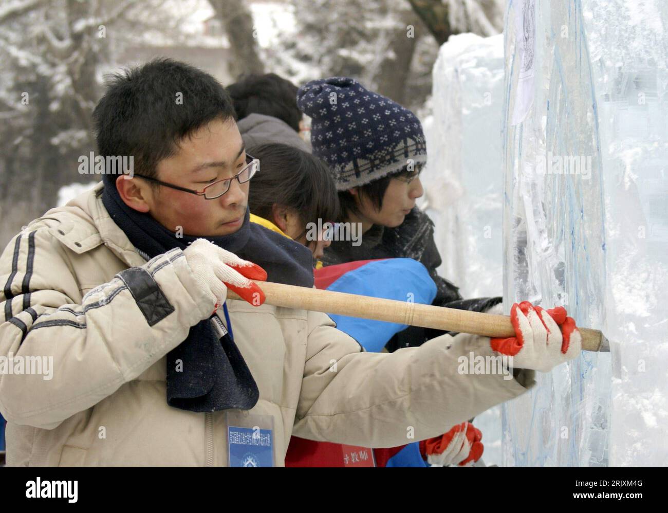 Bildnummer: 52313535 Datum: 29.12.2007 Copyright: imago/Xinhua Teilnehmer eines Eisskulpturen-Wettbewerbs während der Anfertigung der Eisskulpturen in Harbin - PUBLICATIONxNOTxINxCHN, Personen , uraufgeführt; 2007, China, Provinz Heilongjiang, Harbin, Land, Leute, Einheimische, Einheimischer, Chinesen, Chinesin, Icecarving, Eisschnitzen, Eis, Kälte, Eisskulptur, Eisskulpturen, Ausstellung, Ausstellungen; , quer, Kbdig, Gruppenbild, Close, Reisen, Asien Stockfoto