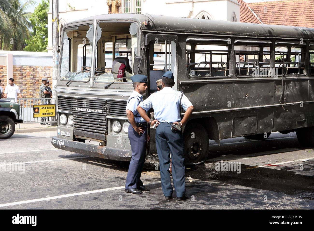 Bildnummer: 52316957 Datum: 02.01.2008 Copyright: imago/Xinhua Soldaten an dem durch einen Bombenanschlag zerstörten Bus in Colombo - PUBLICATIONxNOTxINxCHN, Objekte , Personen , premiumd; 2008, Colombo, Sri Lanka, Anschlag, Terror, Terroranschlag, Terrorismus, Explosion, Bombenexplosion, Bombe; , quer, Kbdig, Einzelbild, Militaer, Staat, Politik, Asien Stockfoto