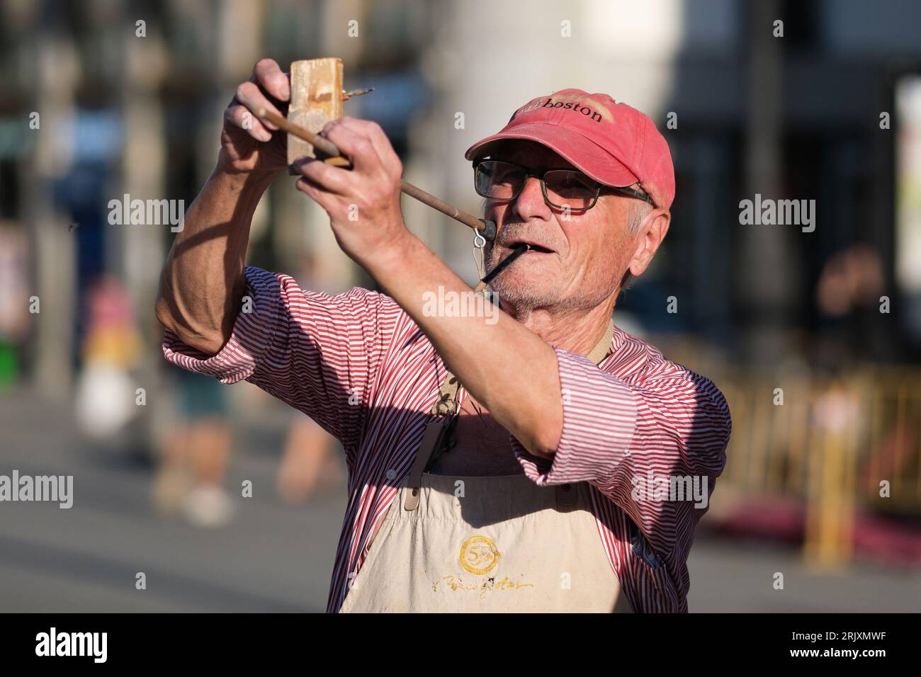Der berühmte spanische Maler und Bildhauer Antonio Lopez arbeitet an einem neuen Kunstwerk auf dem Sol-Platz im Zentrum von Madrid. Stockfoto