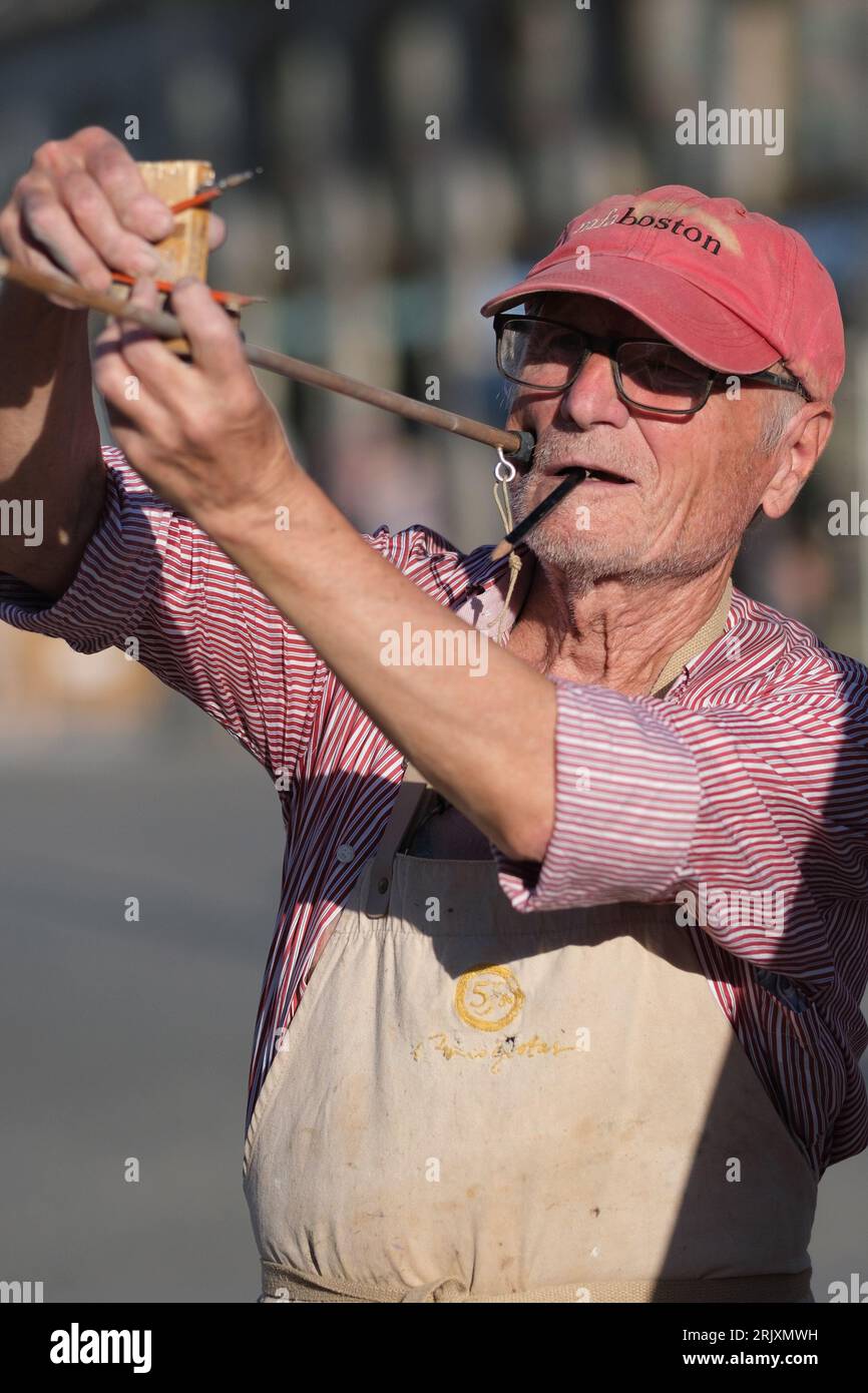 Der berühmte spanische Maler und Bildhauer Antonio Lopez arbeitet an einem neuen Kunstwerk auf dem Sol-Platz im Zentrum von Madrid. Stockfoto
