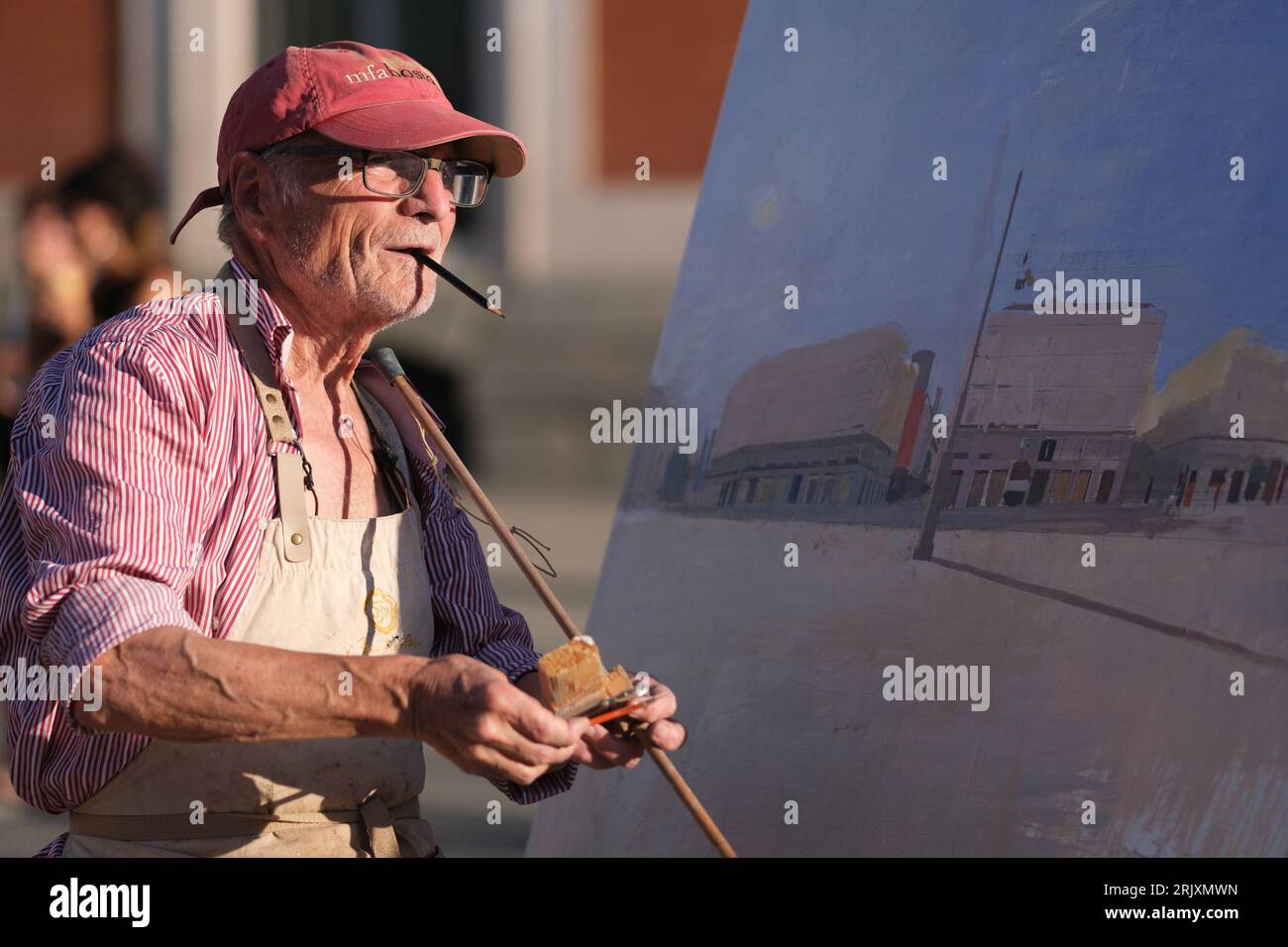 Der berühmte spanische Maler und Bildhauer Antonio Lopez arbeitet an einem neuen Kunstwerk auf dem Sol-Platz im Zentrum von Madrid. Stockfoto