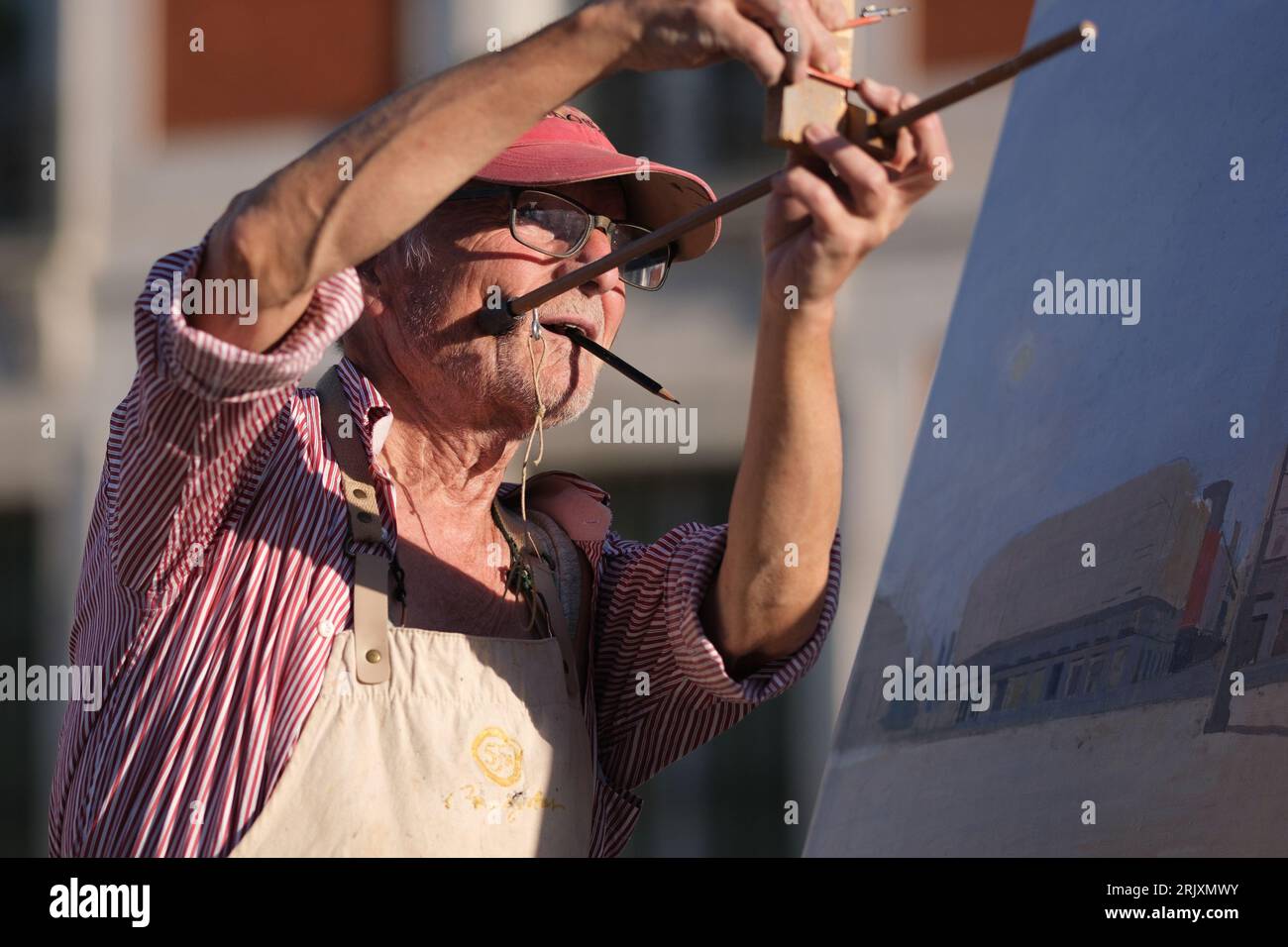 Der berühmte spanische Maler und Bildhauer Antonio Lopez arbeitet an einem neuen Kunstwerk auf dem Sol-Platz im Zentrum von Madrid. Stockfoto