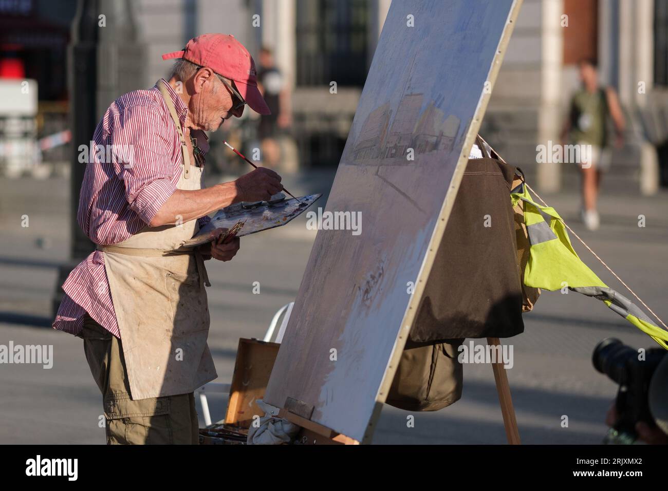 Der berühmte spanische Maler und Bildhauer Antonio Lopez arbeitet an einem neuen Kunstwerk auf dem Sol-Platz im Zentrum von Madrid. Stockfoto