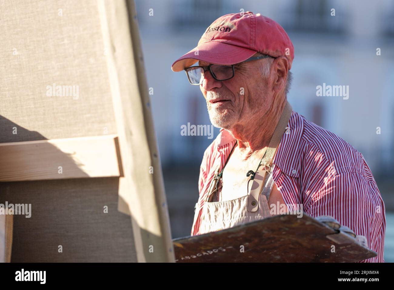 Der berühmte spanische Maler und Bildhauer Antonio Lopez arbeitet an einem neuen Kunstwerk auf dem Sol-Platz im Zentrum von Madrid. Stockfoto