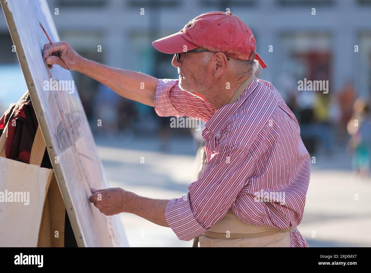 Der berühmte spanische Maler und Bildhauer Antonio Lopez arbeitet an einem neuen Kunstwerk auf dem Sol-Platz im Zentrum von Madrid. Stockfoto