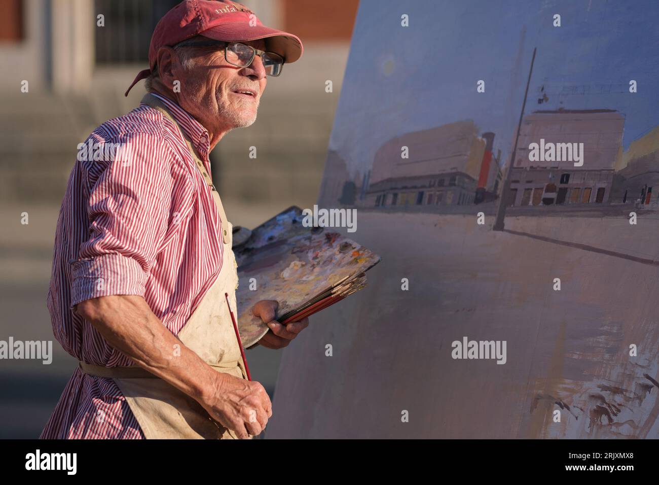 Der berühmte spanische Maler und Bildhauer Antonio Lopez arbeitet an einem neuen Kunstwerk auf dem Sol-Platz im Zentrum von Madrid. Stockfoto