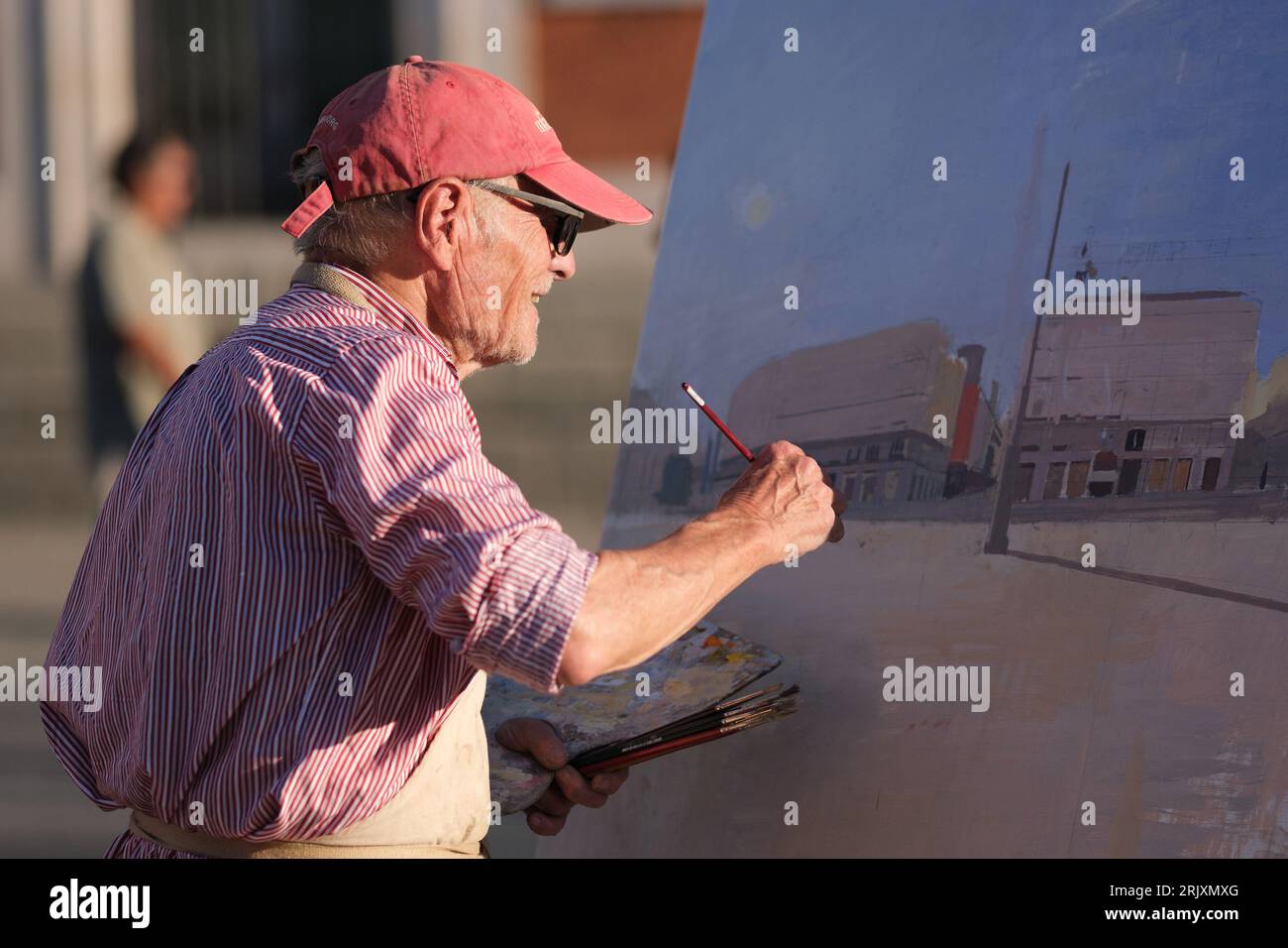 Der berühmte spanische Maler und Bildhauer Antonio Lopez arbeitet an einem neuen Kunstwerk auf dem Sol-Platz im Zentrum von Madrid. Stockfoto