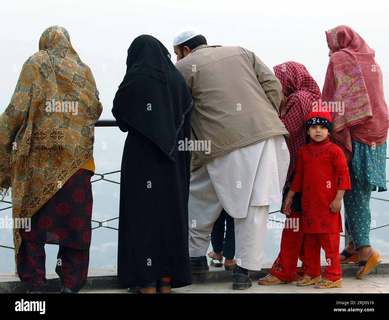 Bildnummer: 52319400 Datum: 04.01.2008 Copyright: imago/Xinhua Pakistanische Familie genießt den Ausblick auf Islamabad auf einem Hügel in der Nähe der Hauptstadt - PUBLICATIONxNOTxINxCHN , Personen; 2008, Pakistan, pakistanisch, Pakistanis, Mädchen, Frau, Frauen, Mann, Männer, Vater, Kind, Kinder, Mutter, Ausflug, Familienausflug; , quer, Kbdig, Gruppenbild, Rückansicht, Perspektive, , , Asien o0 Familie Stockfoto