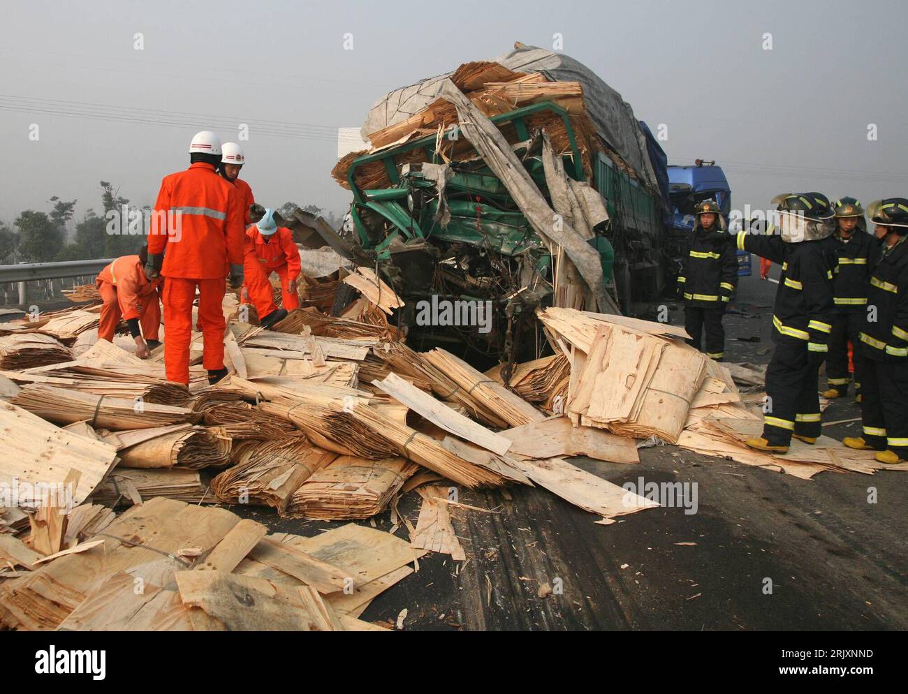 Bildnummer: 52323228 Datum: 19.12.2007 Copyright: imago/Xinhua Rettungskräfte neben der Ladung eines LKWs nach einem Unfall auf der Autobahn bei Wuxi, China PUBLICATIONxNOTxINxCHN , Personen; 2007, Wuxi, Jiangsu, China, Unfälle, LKW, Fahrzeug, Fahrzeuge, Lastwagen, Autowrack, Autowracks, Wrack, Wracks, Schaden, Schäden, Ladung, Holz, Brett, Bretter, Rettungskraft, Feuerwehreinsatz, Feuerwehrmann, Feuerwehrmänner, Polizei, Polizist, Polizisten; , quer, Kbdig, Totale, Feuerwehr, Staat, Straße, Verkehr, o0 Asien Stockfoto