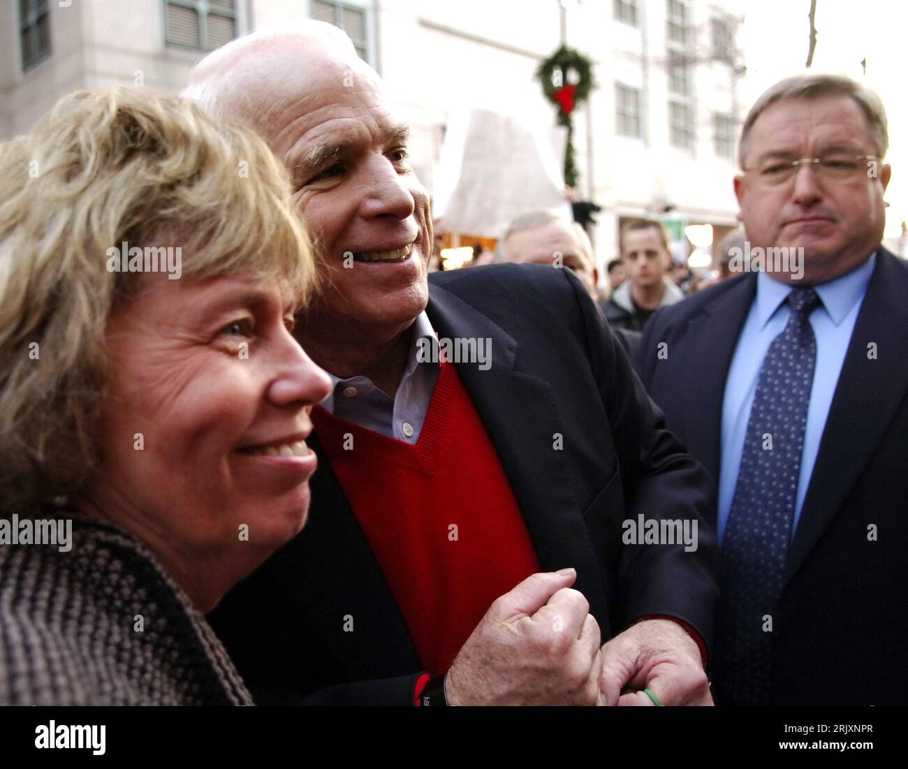 Bildnummer: 52323410 Datum: 07.01.2008 Copyright: imago/Xinhua Präsidentschaftskandidat John McCain (Mitte, USA/Republikaner/Sentator Arizona) anlässlich einer Wahlkampfveranstaltung in Manchester-New Hampshire - PUBLICATIONxNOTxINxCHN, Personen , optimistisch , premiumd; 2008, Manchester, New Hampshire, USA, Wahl, Wahlen, Wahlkampf, Politik, Politiker, Präsidentschaftswahlen, Anhänger, MC Cain, Mac, MacCain, lächeln; , quer, Kbdig, Gruppenbild, Randbild, People, Nordamerika Stockfoto